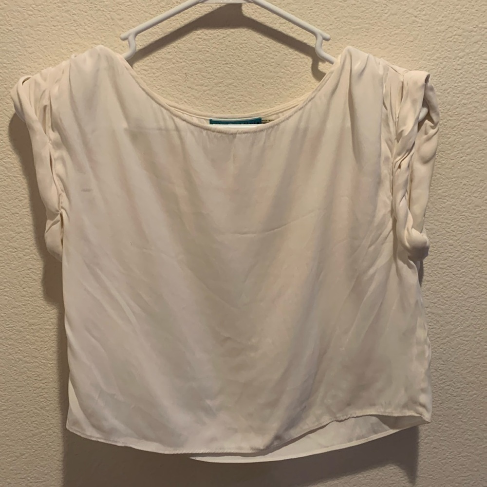 Alice+Olivia Womens 95% silk top. Crop length. Rolled Sleeve. Cream Colored S/P
